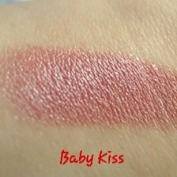 Clinique Bundle of Blush, and Lip Colors - Picture 10 of 14